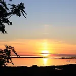 Borghildstua Romslig Med Panoramautsikt Mot Havet Og Lofotfjellene Nyaraló