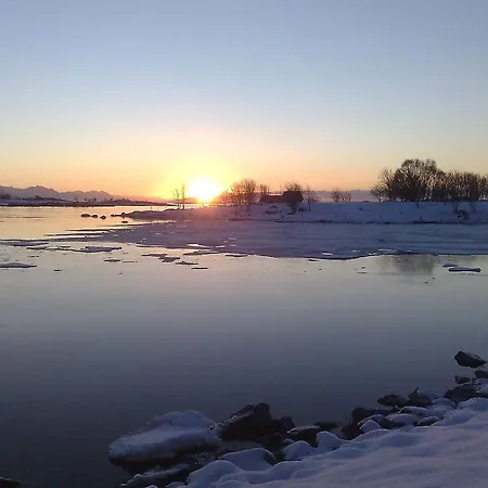 Borghildstua Romslig Med Panoramautsikt Mot Havet Og Lofotfjellene
