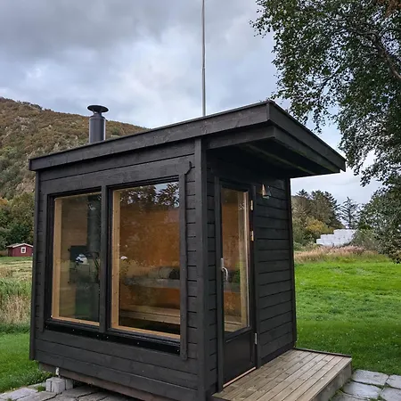 Borghildstua Romslig Med Panoramautsikt Mot Havet Og Lofotfjellene *
