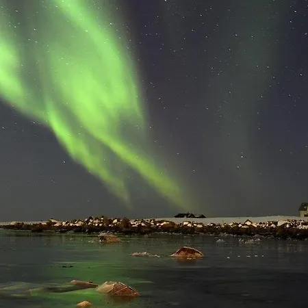 Borghildstua Romslig Med Panoramautsikt Mot Havet Og Lofotfjellene Melbu