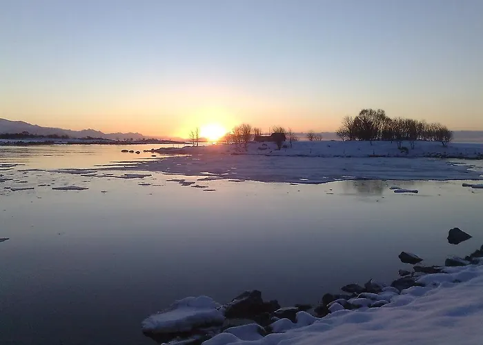 Borghildstua Romslig Med Panoramautsikt Mot Havet Og Lofotfjellene