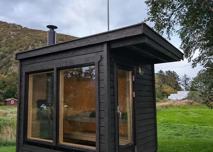 Borghildstua Romslig Med Panoramautsikt Mot Havet Og Lofotfjellene *