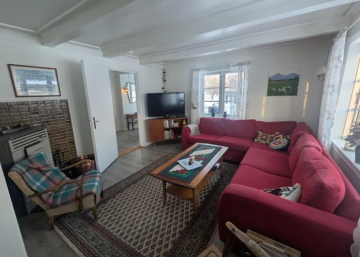 Borghildstua Romslig Med Panoramautsikt Mot Havet Og Lofotfjellene Melbu